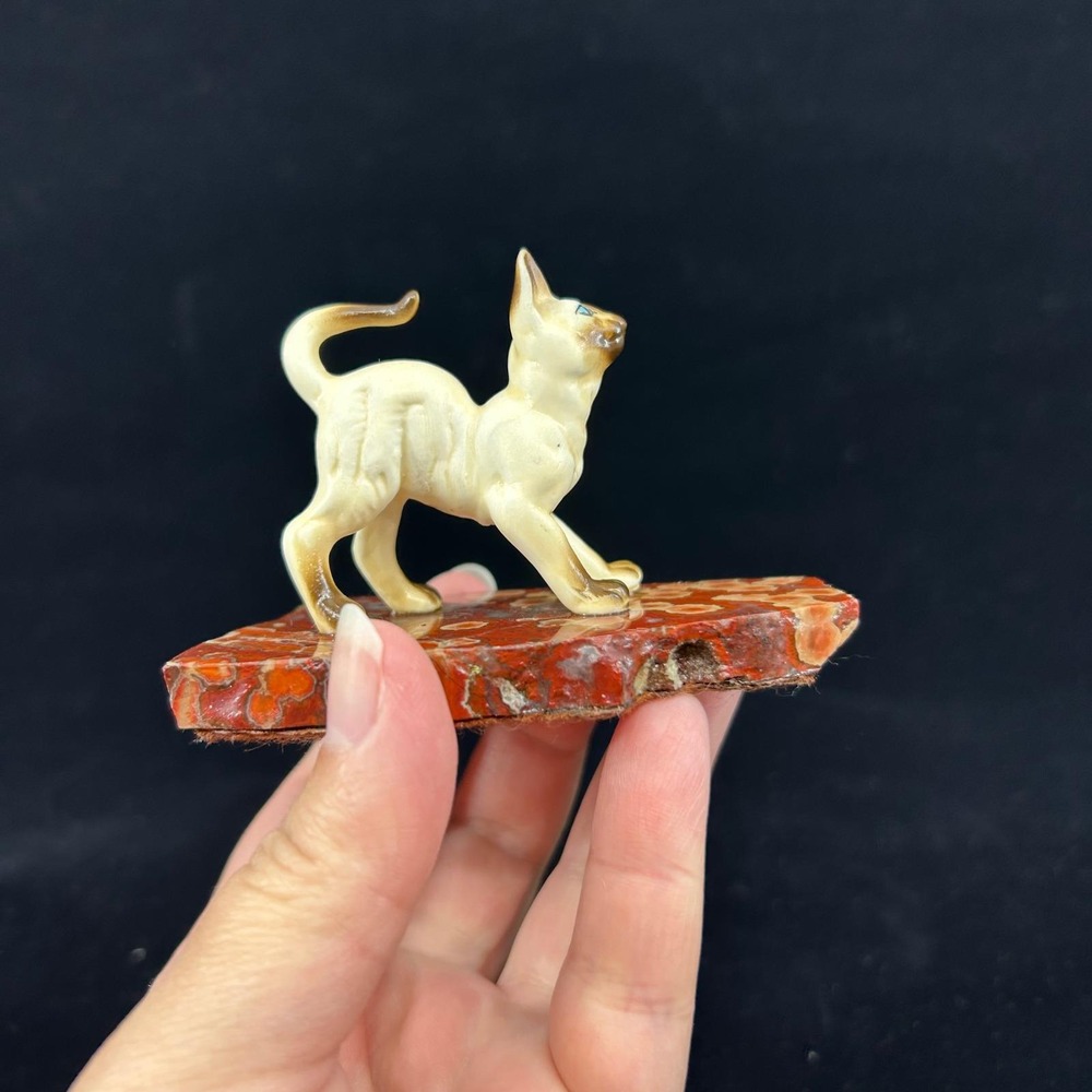 Vintage Siamese Cat Mini Figurine on Red Stone Slab Mid Century Home Decor - Picture 8 of 14